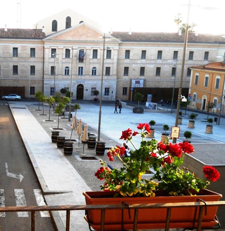 B&B Le Finestre Su Via Cavour 萨萨里 外观 照片