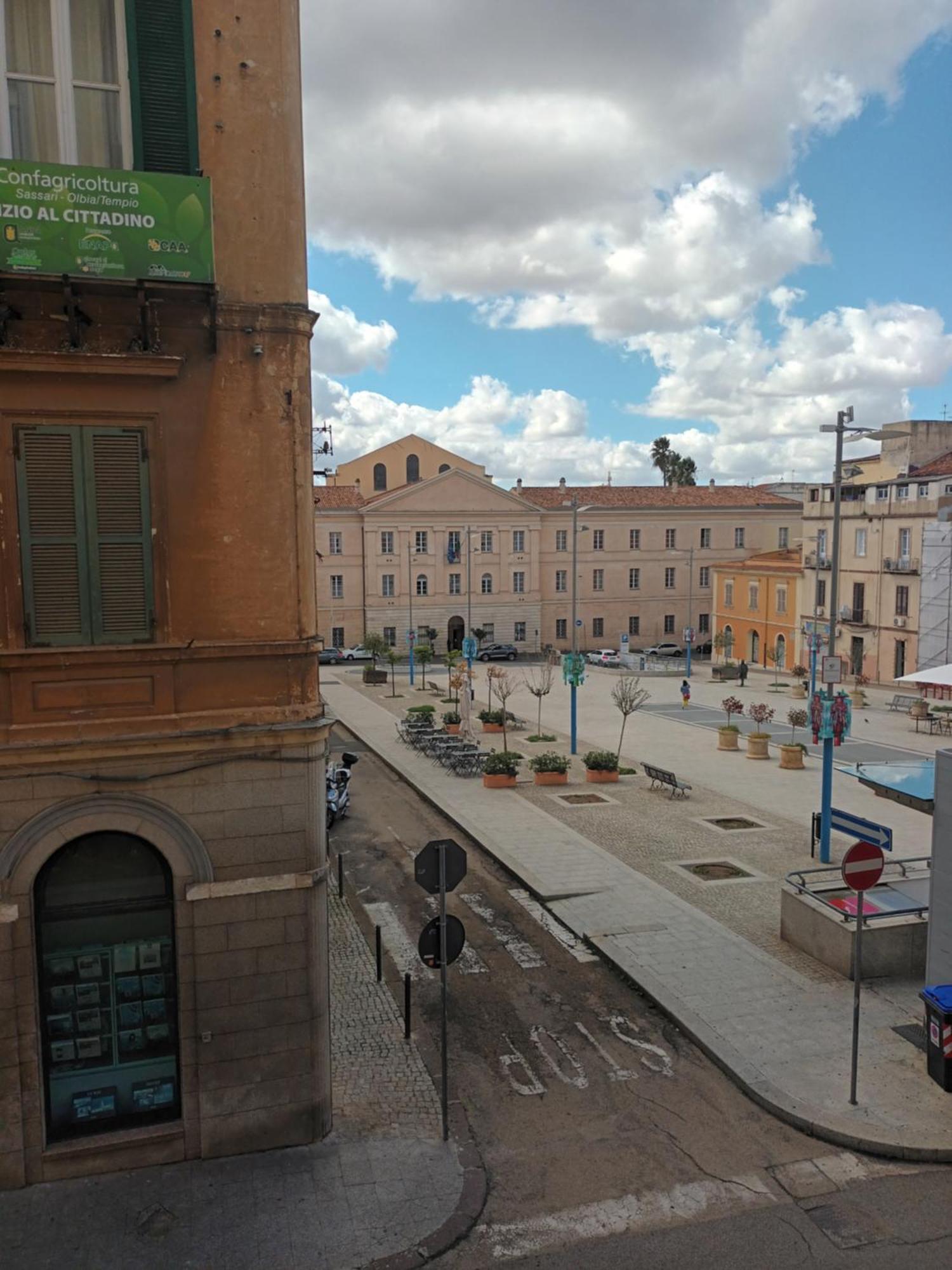 B&B Le Finestre Su Via Cavour 萨萨里 外观 照片
