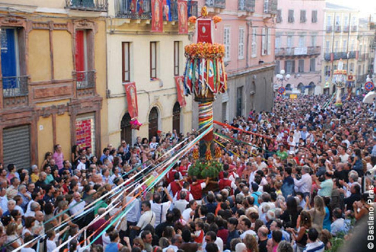 B&B Le Finestre Su Via Cavour 萨萨里 外观 照片